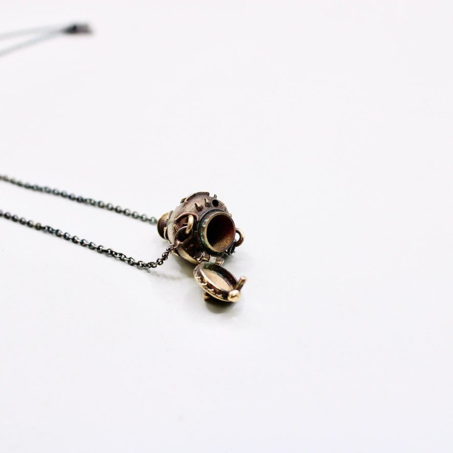 Urn in Gold